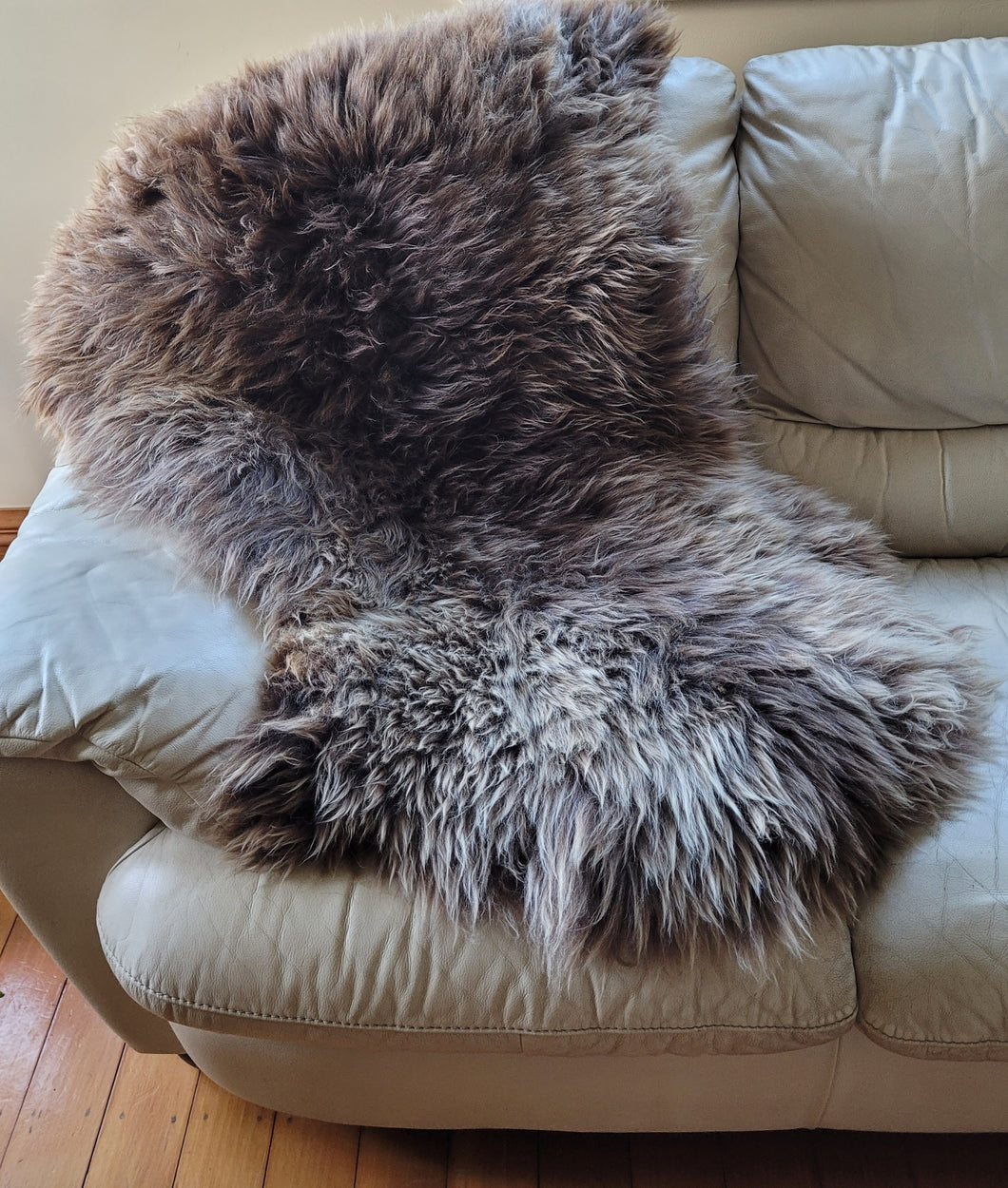 Naturally beautiful - Extra large Spectacular undyed sheepskin rug. Shades of grey, brown. 120cm