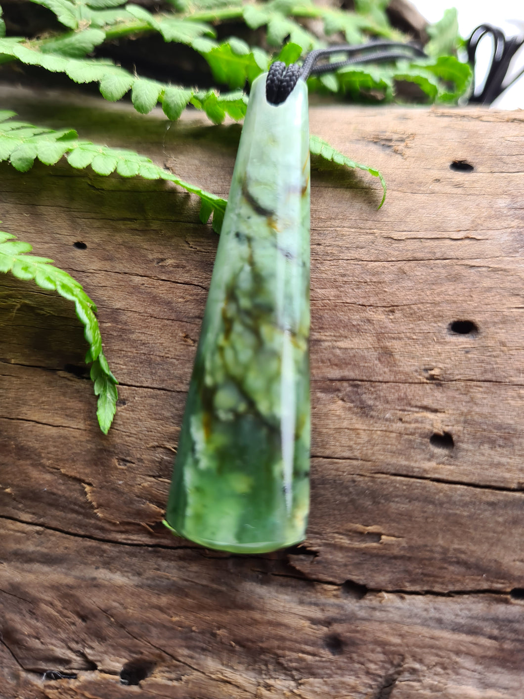 Toki - Azde NZ greenstone hand carved pendant. Symbolises strength, courage